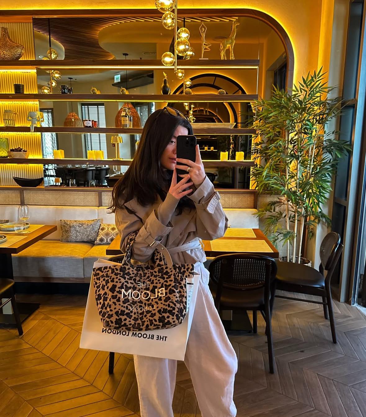 Medium tote leo